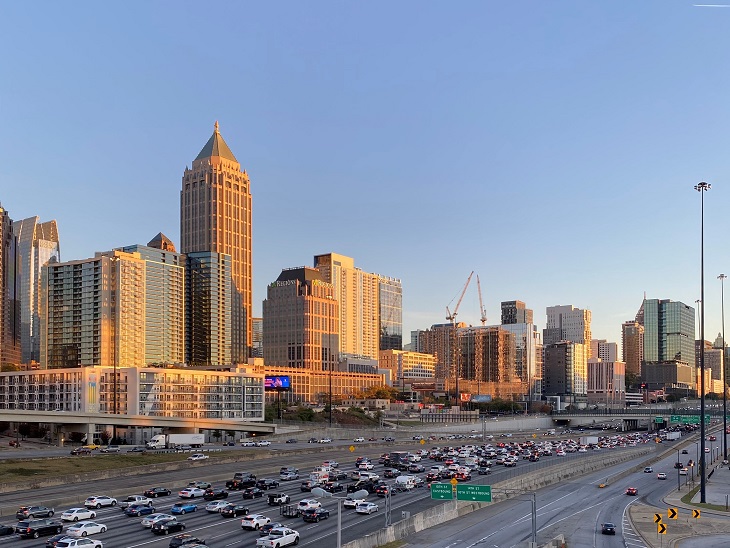 Atlanta Georgia városkép toronházakkal és autópályával