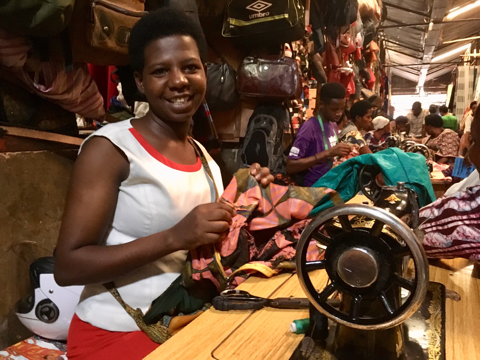 Hallgatói történetek Ruandában - ruhavarrás