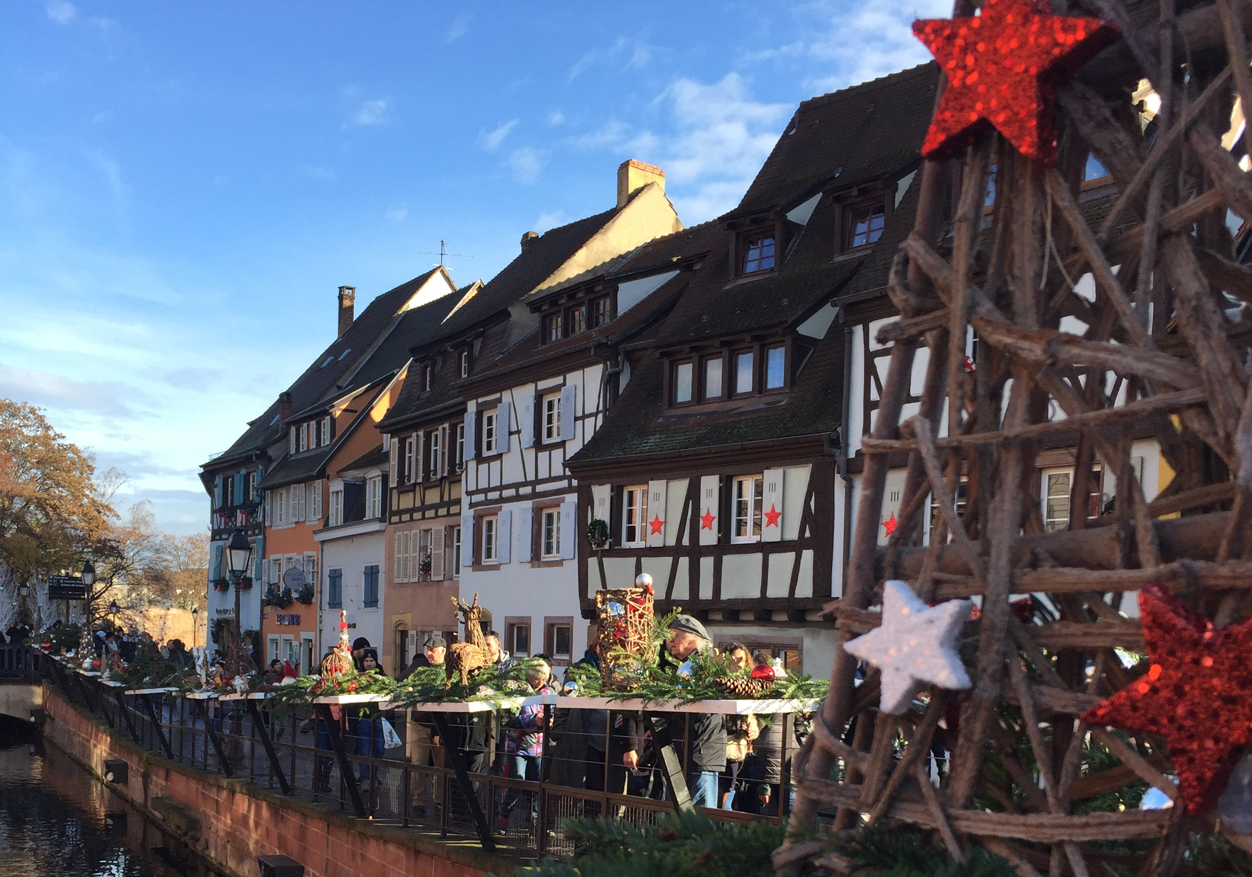 Hangulatos Elzászi városkép jellegzetes házakkal csatornával és karácsonyi dekorációval