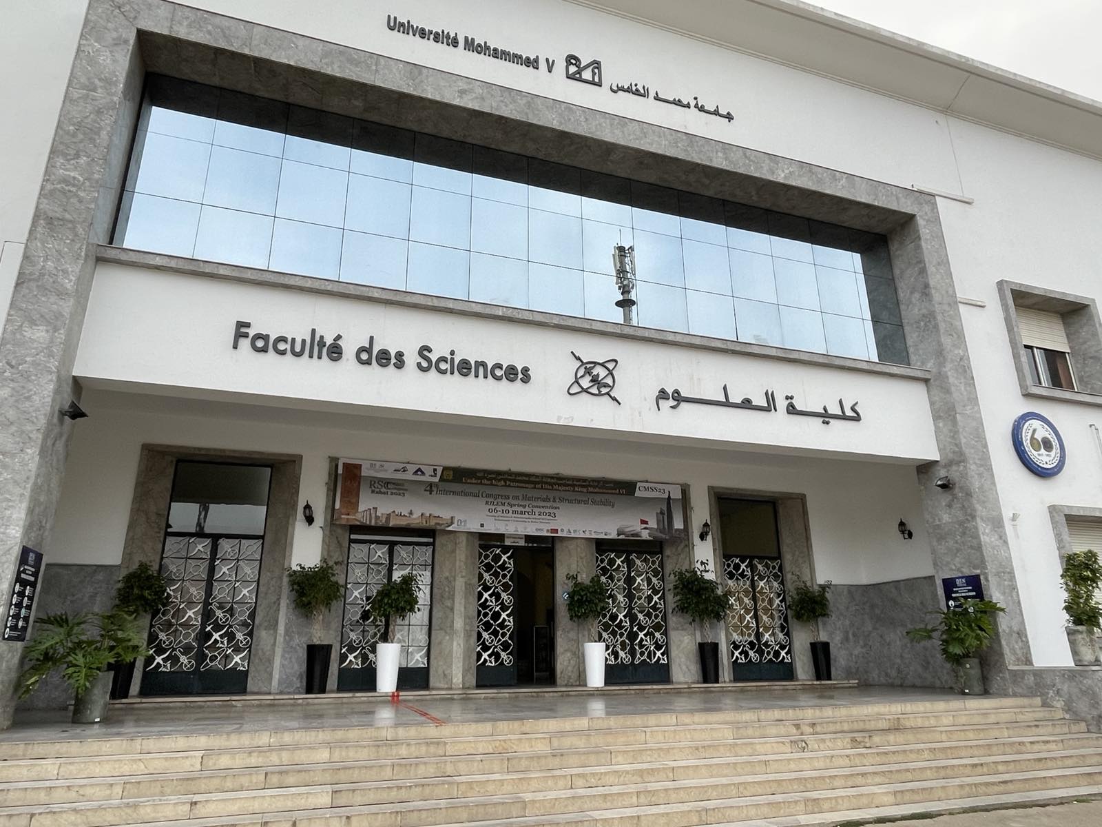 A képen a Faculte des Sciences egyetem főbejárata látható a hozzá vezető lépcsősorral