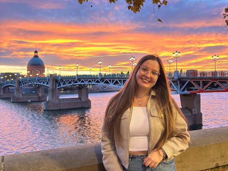 Lukács Kata áll egy folyóparton Franciaországban