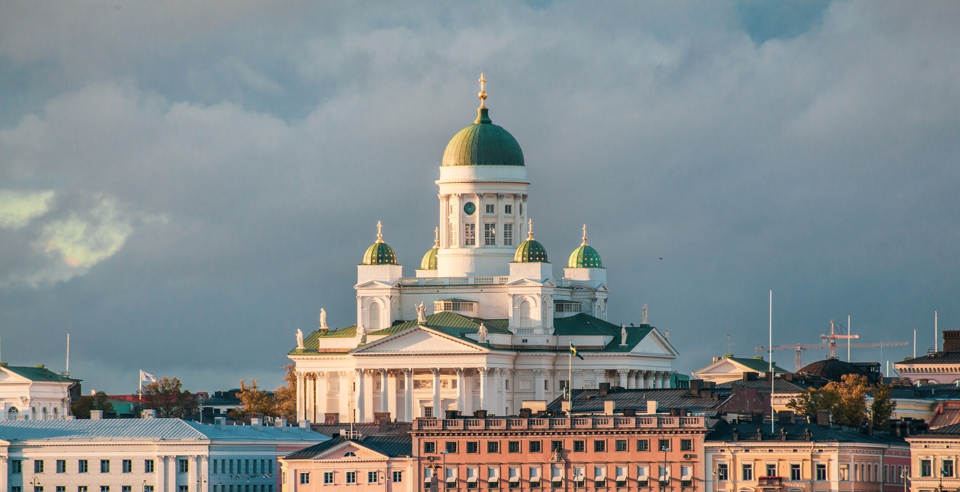 Helsinki városképének jellegzetes nevezetessége a neoklasszikus székesegyház magas zöld és 4 kisebb kupolájával