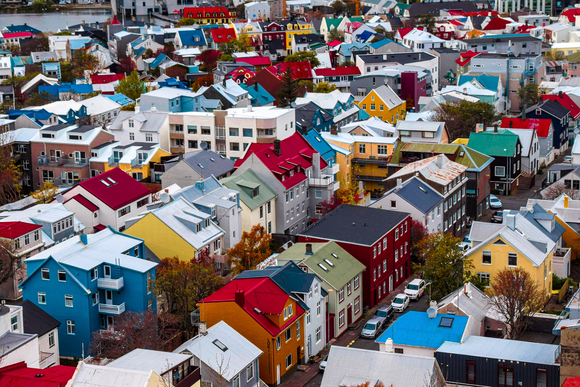 Kilátás Reykjavík belvárosára a színes házak összevissza sokaságára