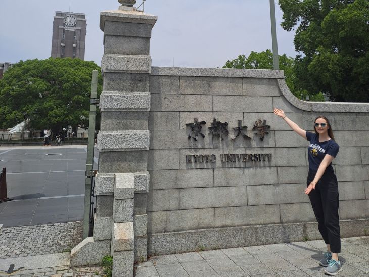 Enyedi Enikő a Debreceni Egyetem kutatója áll a Kyoto University felirat mellett Japánban