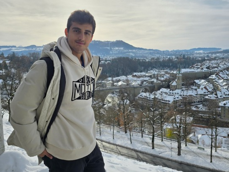 Fiatal fiú áll egy havas táj előtt