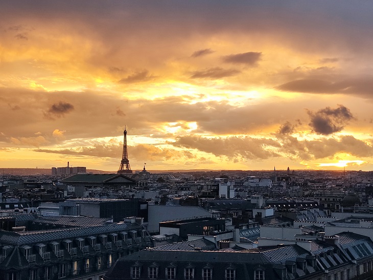 Párizs hajnali fényben háttérben az Eiffel toronnyal