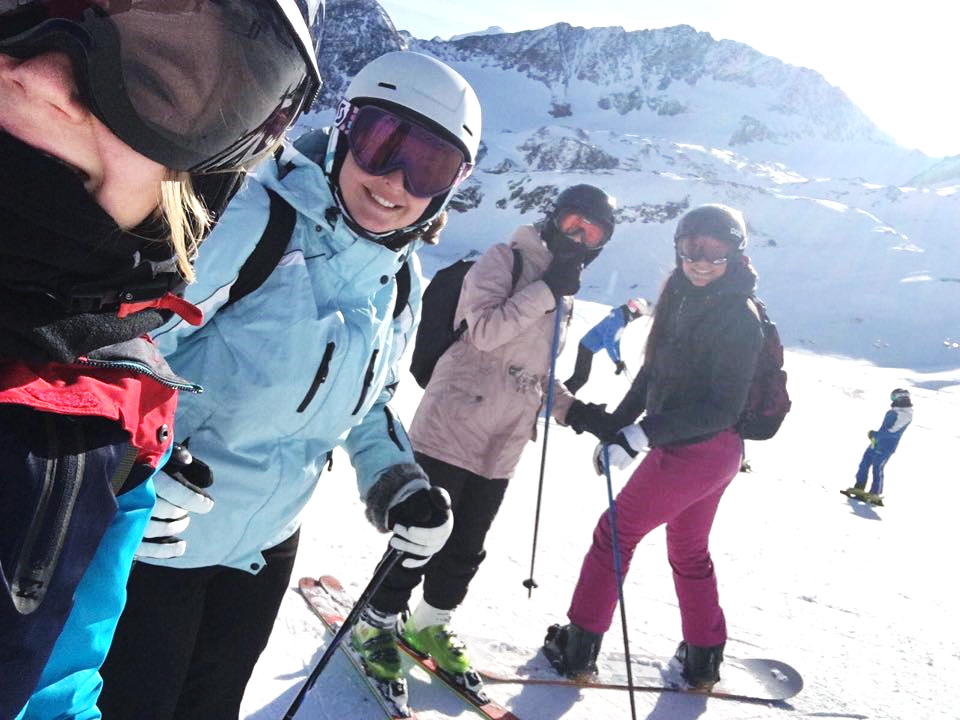 Síelő fiatalok a hófödte hegyekben képet készítenek magukról