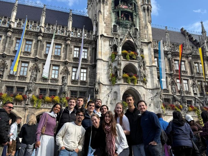 Az interjúalany és csoporttársai egy lisszaboni épület előtt